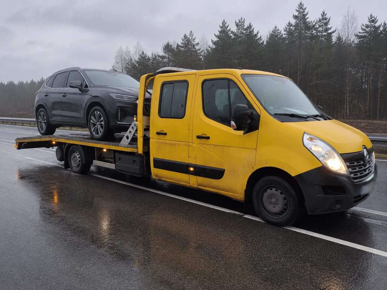 SUV wciągnięty na platformę lawety – transport auta elektrycznego Mysłowice