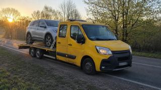 SUV na platformie lawety o wschodzie słońca – Mysłowice