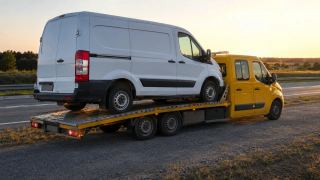 Bus zabrany z autostrady A4 o zachodzie słońca – Mysłowice
