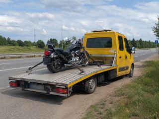 Motocykl ładowany na lawetę przy drodze – Mysłowice