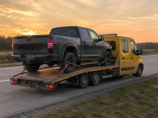 Ciężki pojazd na lawecie o zachodzie słońca – transport maszyn Mysłowice